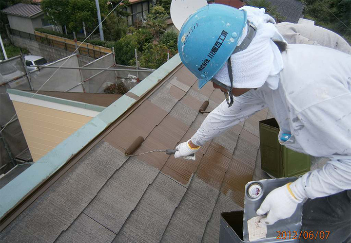 コロニアル屋根の塗装中です。