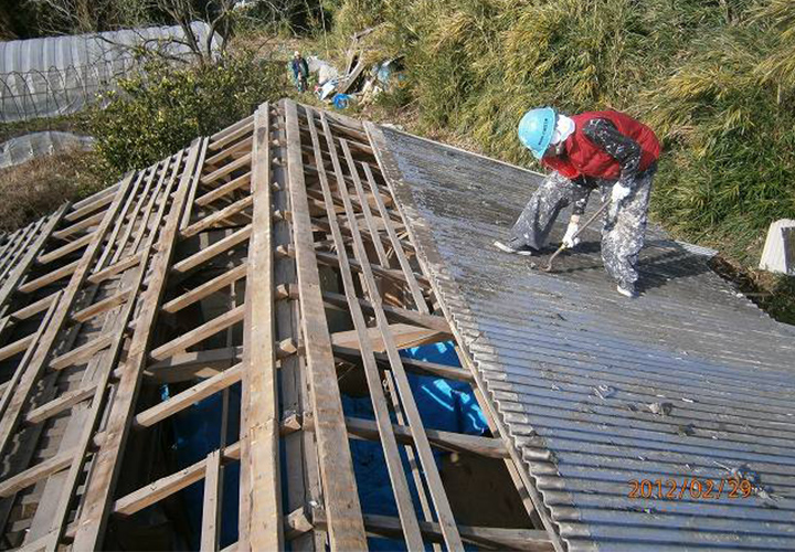 小屋屋根の解体中です。