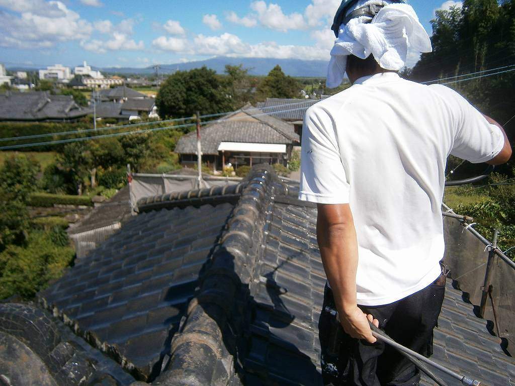 屋根の洗浄中です。