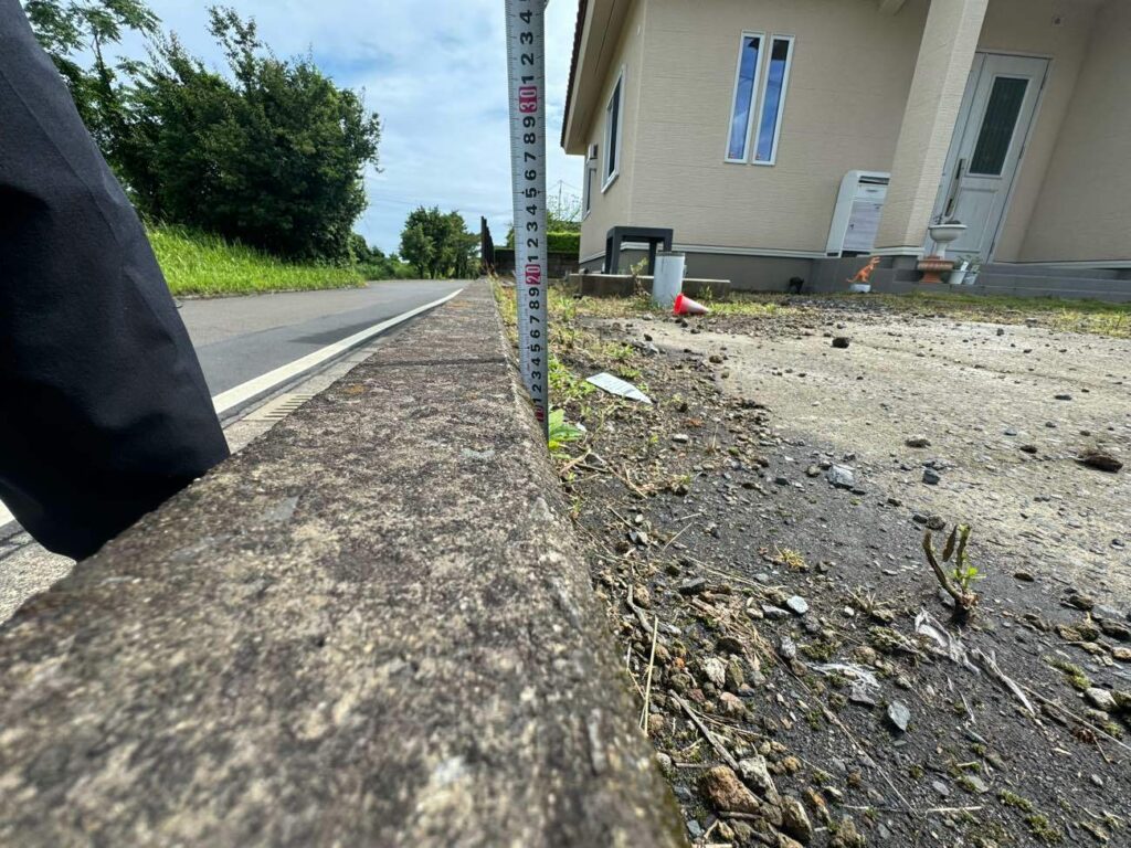 道路に隣接したM様邸。遊びに夢中になったお子様が飛び出してしまう危険性もあります。