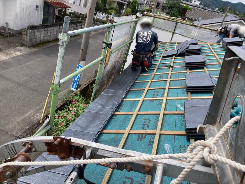 防水シートを張り、縦桟横桟を取り付けたところへ、軽量瓦を葺いていきます。愛情を込めて、1枚ずつ丁寧にビスで固定します。 
