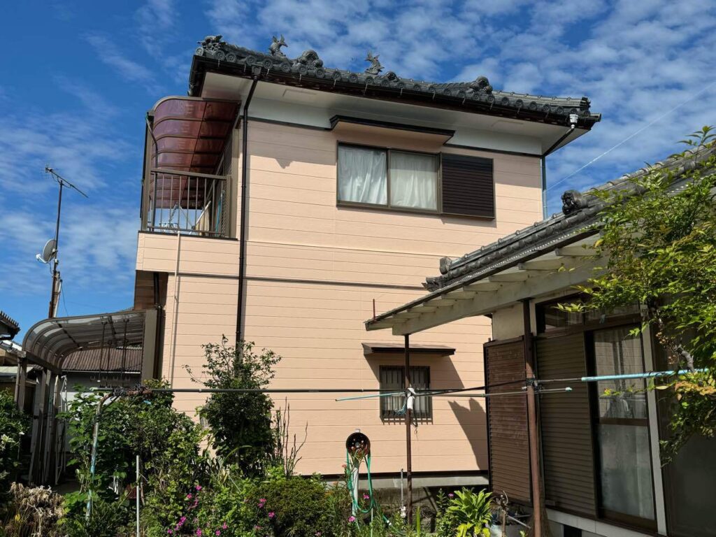 雨漏りは、雨漏りの原因を追求し、その原因となる箇所の修繕を行った上で塗装する必要があります。今回、雨漏り工事をしっかりと行い、塗装したことで、外壁の保護や美観だけでなく、防災効果も高めることができました。