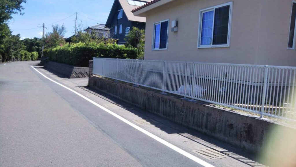 道路沿いにあった既存のフェンスを撤去し、大通りを走る車の様子がしっかり把握できるよう、見通しの良い、縦棒のフェンスを計画しました。