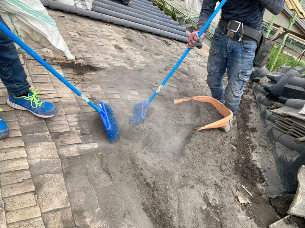 桜島の麓に位置する環境では、屋根に堆積する火山灰もかなりの量になります。しっかりと掃除をして取り除くことで、建物にかかる負担を減らします。地道ではありますが、とても大切な作業です。