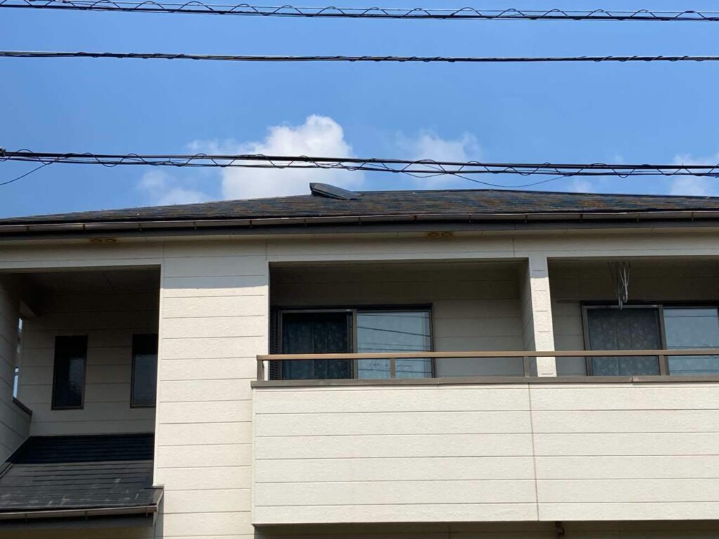 台風により剥がれてしまったコロニアル屋根の板金。
固定していた釘が緩み、被害につながっていました。